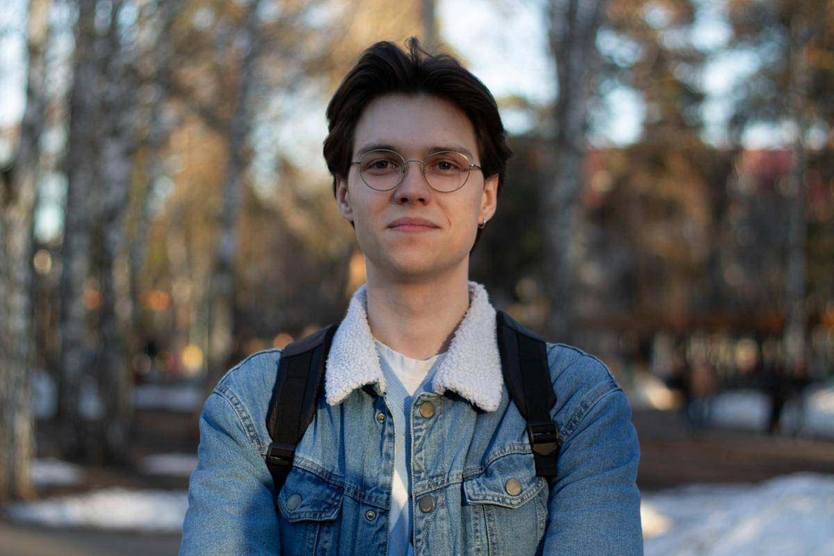 ilustrasi pria dengan jaket denim