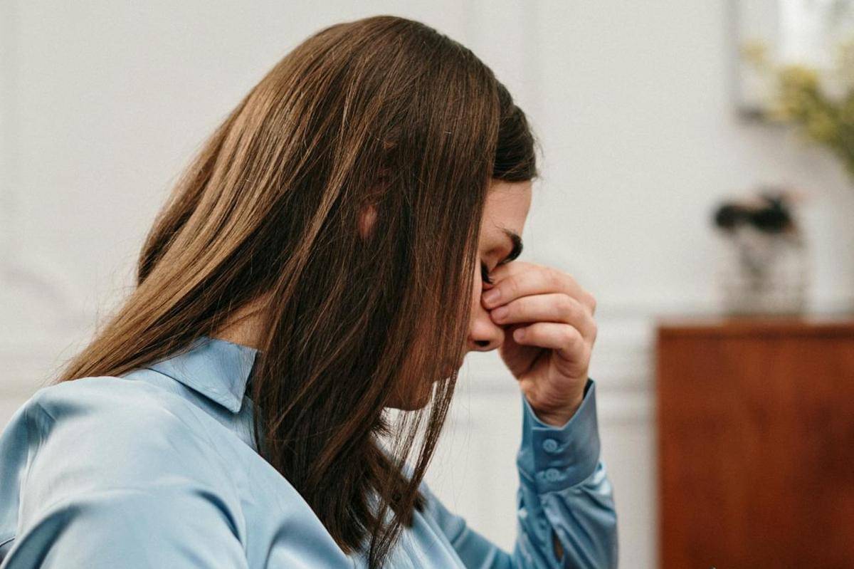 Seorang perempuan tidak bisa santai karena cemas.