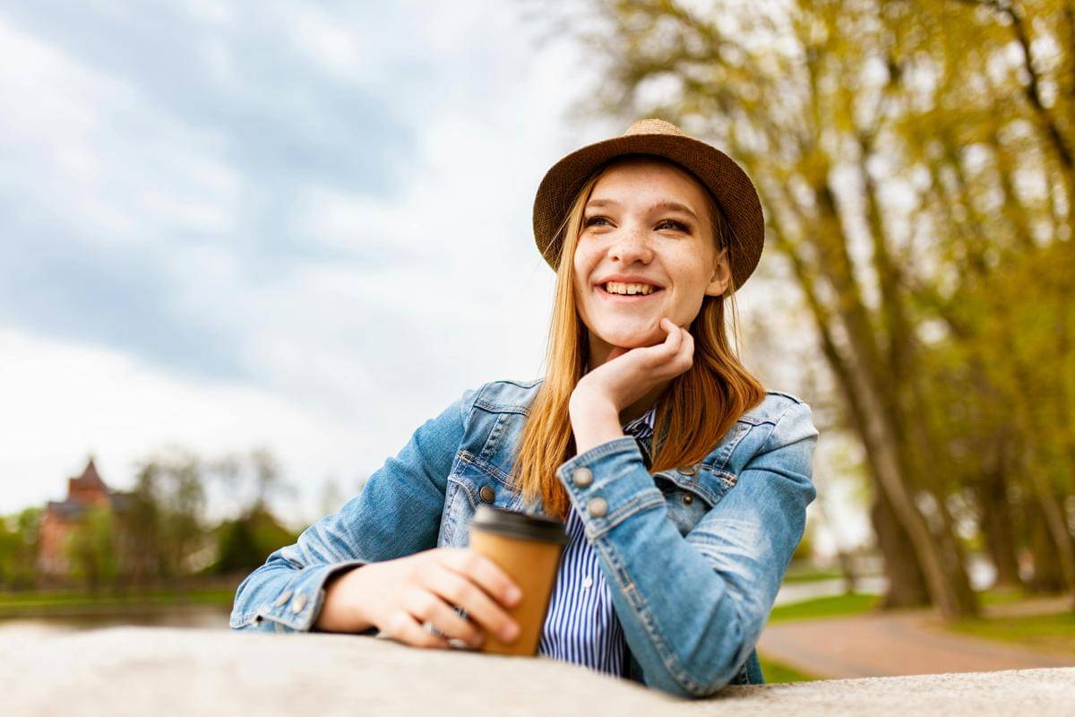 potret perempuan tersenyum bahagia