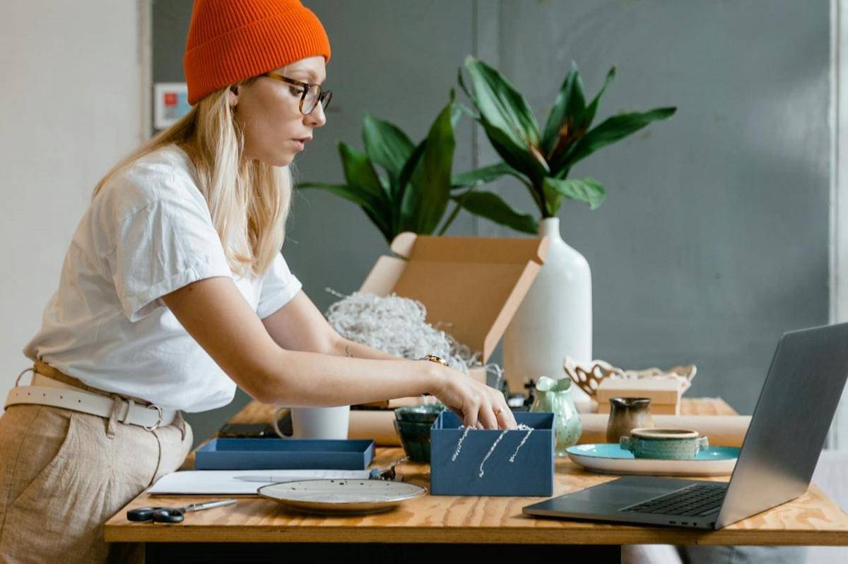 ilustrasi cara mulai side hustle sambil kerja full time dengan target yang realistis