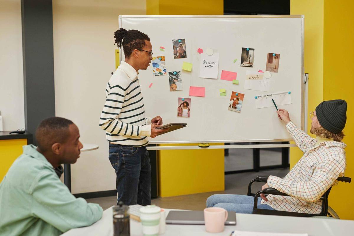 potret art director di kantor