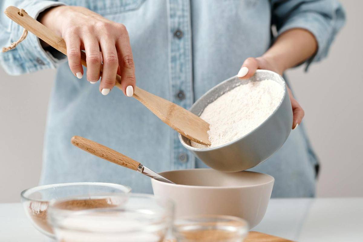 ilustrasi mencampurkan tepung gluten free