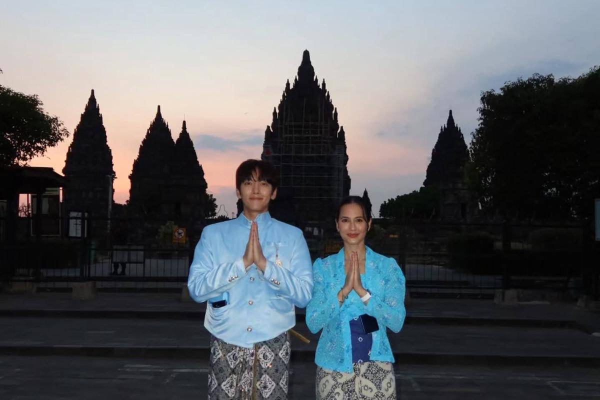 potret Ji Chang Wook dan Pevita Pearce di Candi Prambanan, Yogyakarta