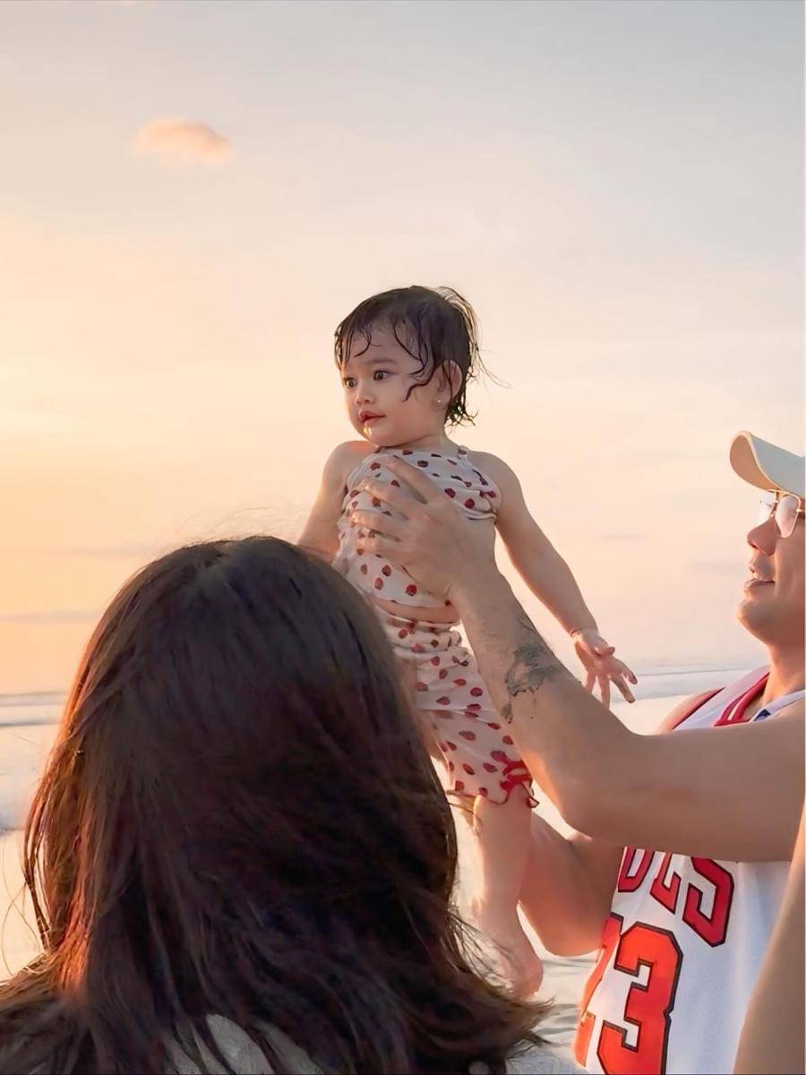 Gabriella anak Denny Sumargo main di pantai