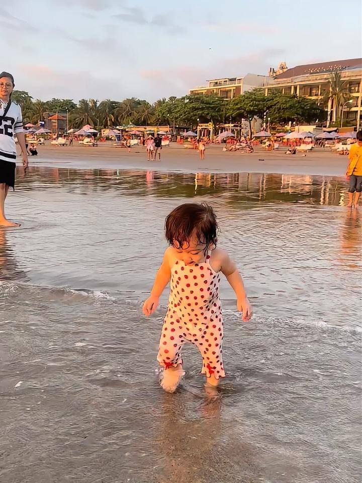 Gabriella anak Denny Sumargo main di pantai