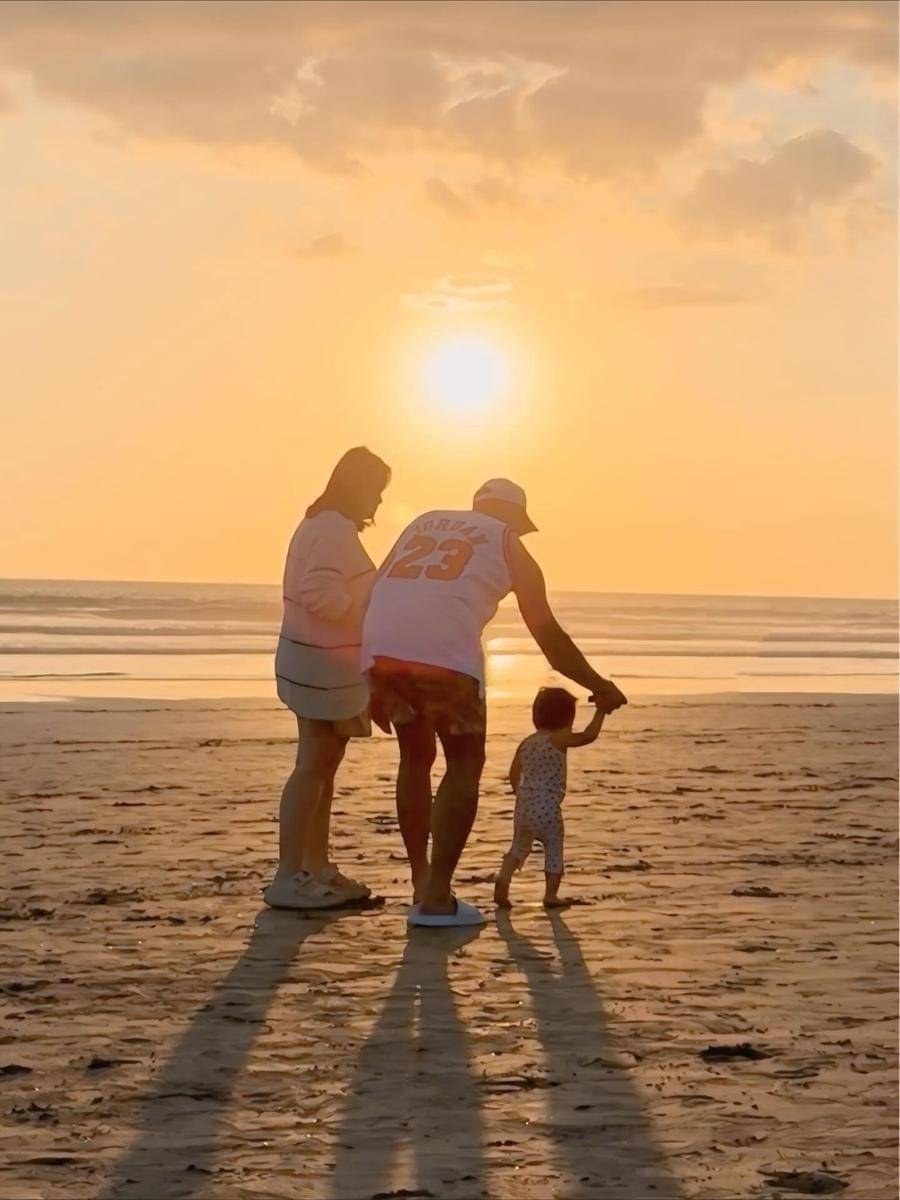 Gabriella anak Denny Sumargo main di pantai