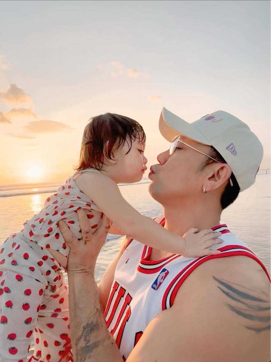Gabriella anak Denny Sumargo main di pantai