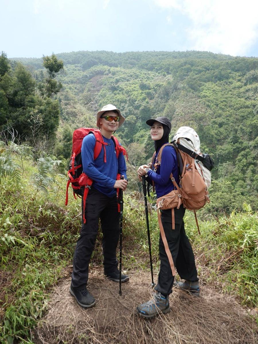seleb mendaki gunung bareng pasangan