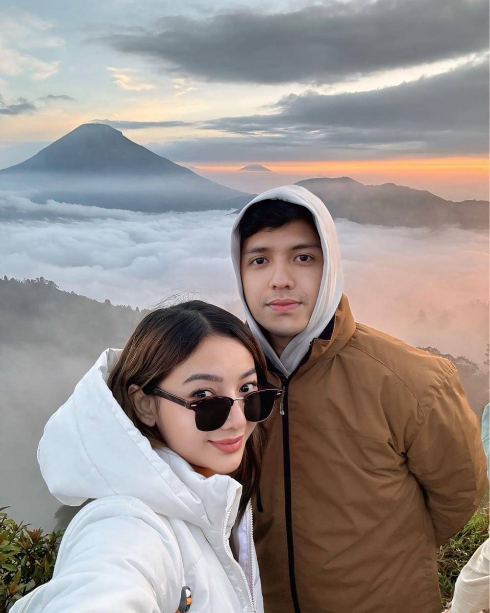 seleb mendaki gunung bareng pasangan