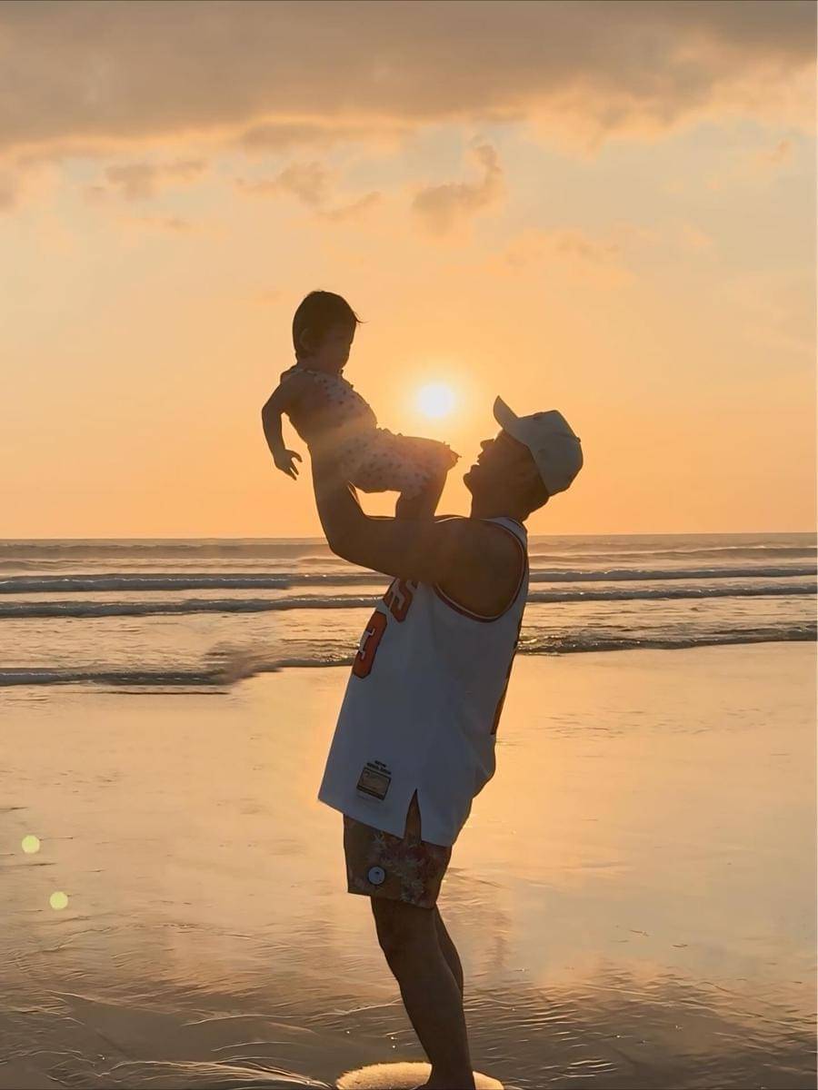 Gabriella anak Denny Sumargo main di pantai