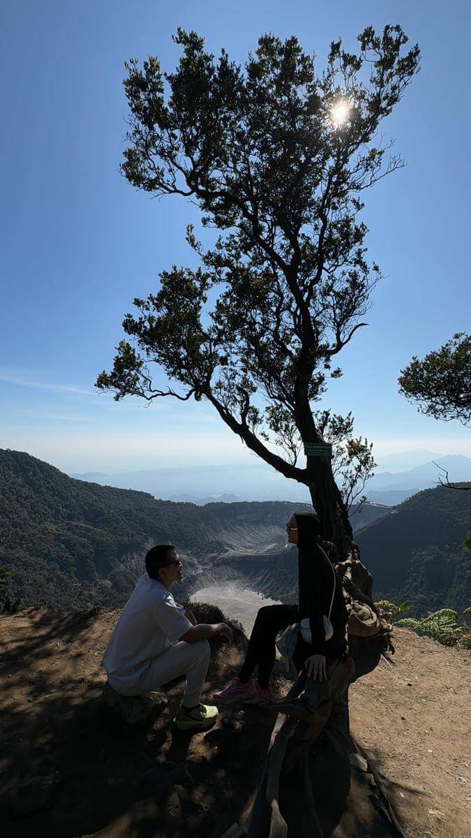 seleb mendaki gunung bareng pasangan