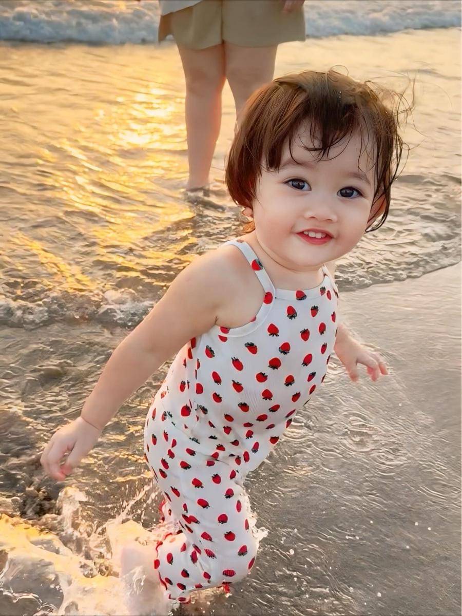 Gabriella anak Denny Sumargo main di pantai