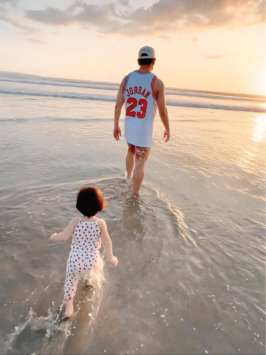 Gabriella anak Denny Sumargo main di pantai