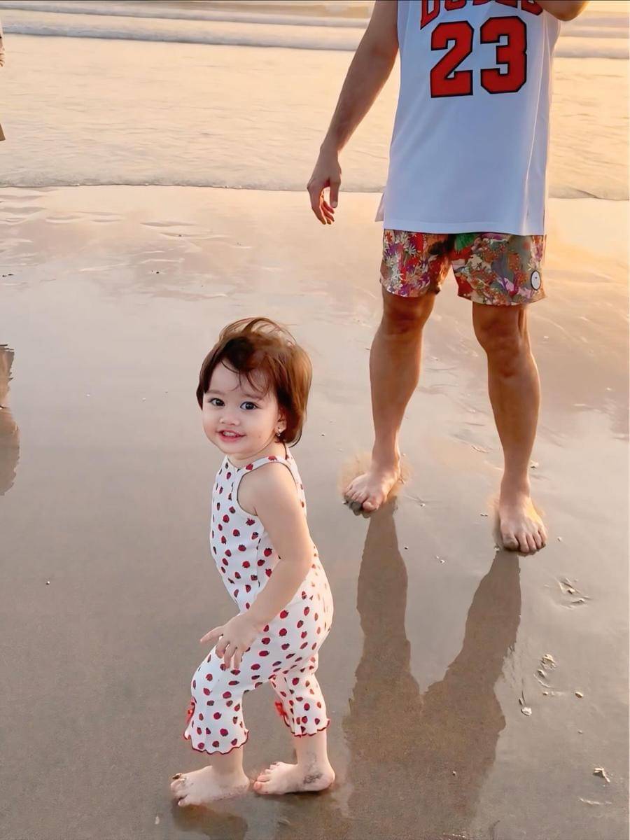 Gabriella anak Denny Sumargo main di pantai