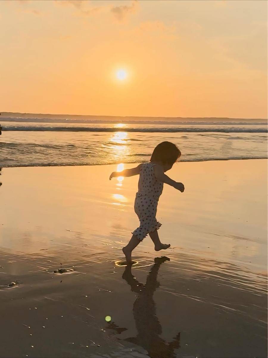 Gabriella anak Denny Sumargo main di pantai