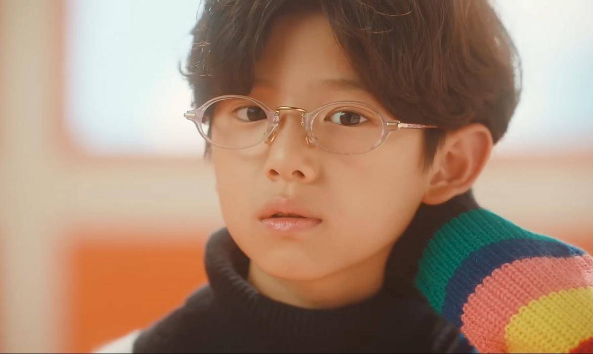 potret Juhoon CORTIS di MV ZION.T Hello Tutorial