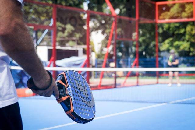 ilustrasi pria bermain padel