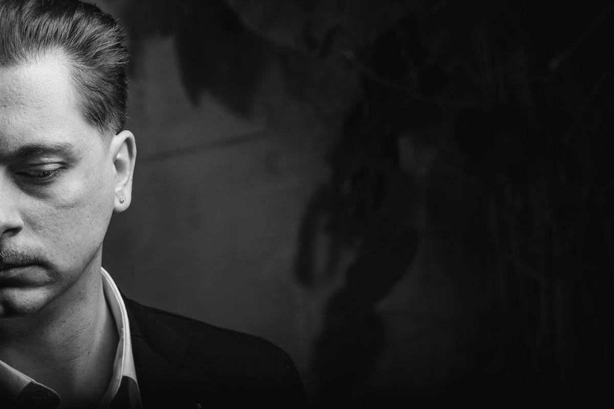 ilustrasi pria sedang bersedih