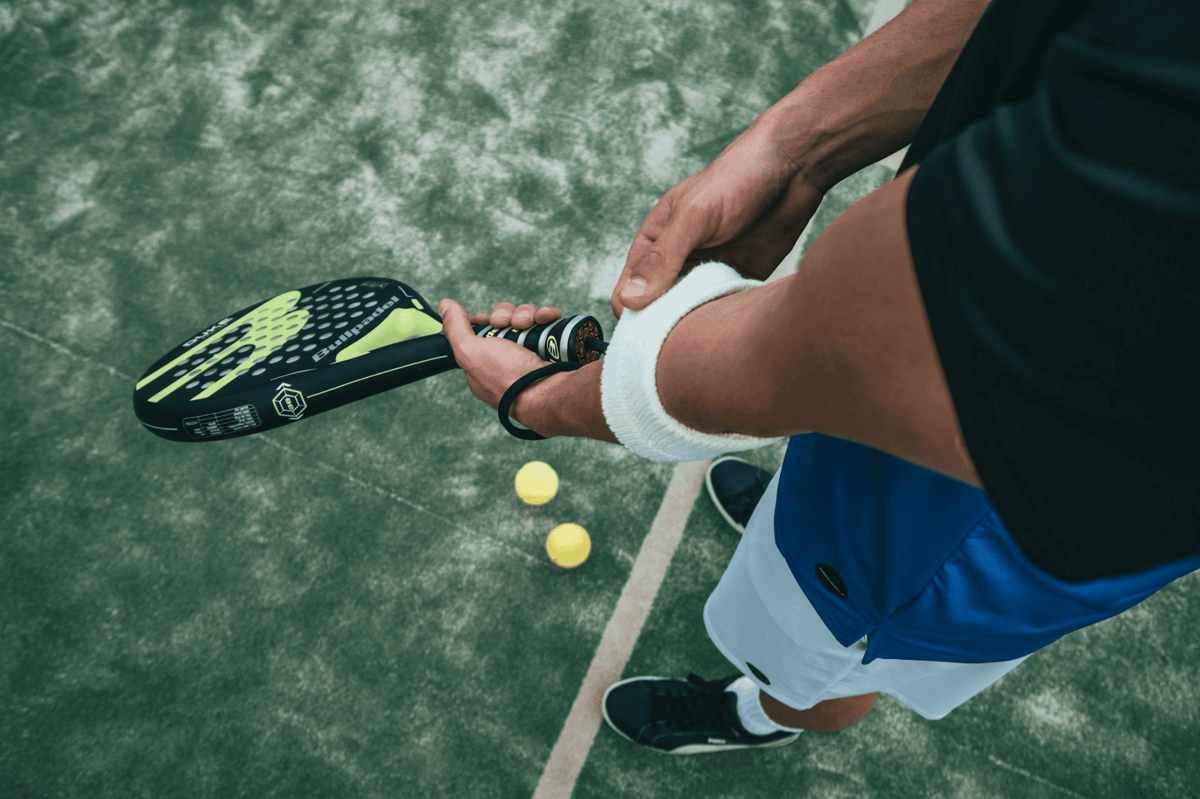 ilustrasi pria bermain padel