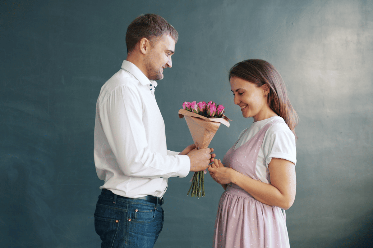 ilustrasi pria memberikan bunga kepada pasangannya