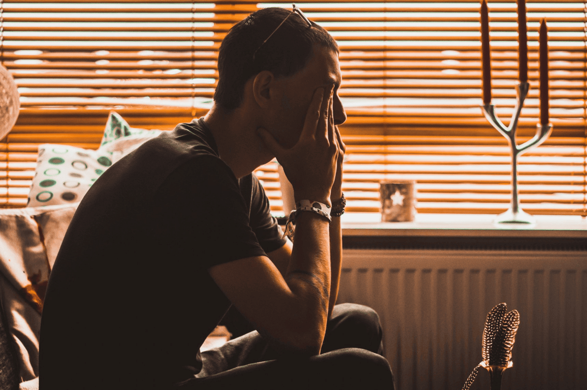 ilustrasi pria overthinking