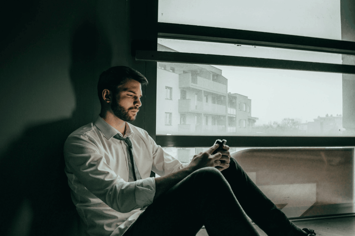 ilustrasi pria sedang dalam fase denial