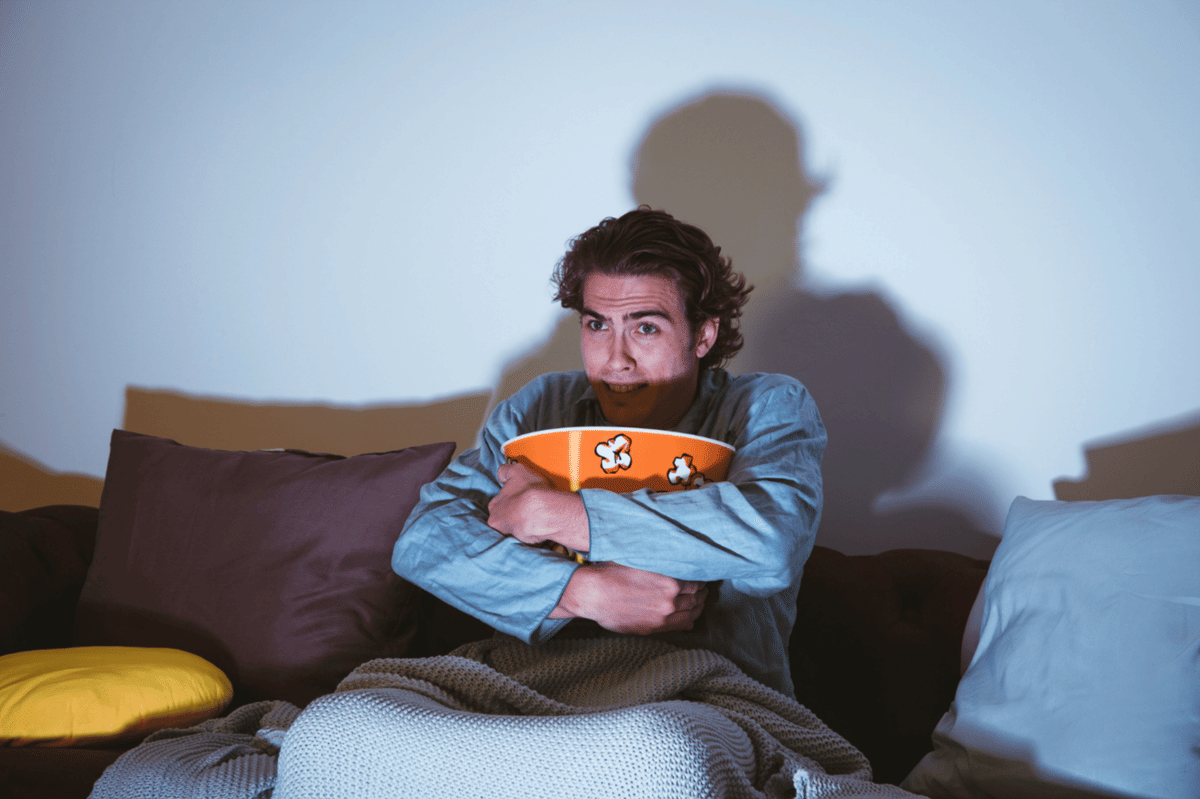5 Dampak Fisik dari Kebiasaan Binge Watching, Jangan Terlalu Sering!