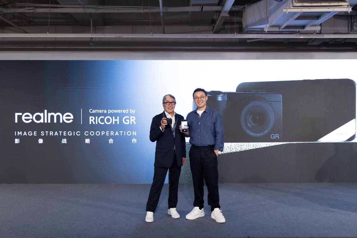 Kazunobu Saiki - General Manager of Camera Business Division at RICOH IMAGING COMPANY LTD (kiri) dan Chase Xu - Vice President and CMO realme (kanan).jpeg