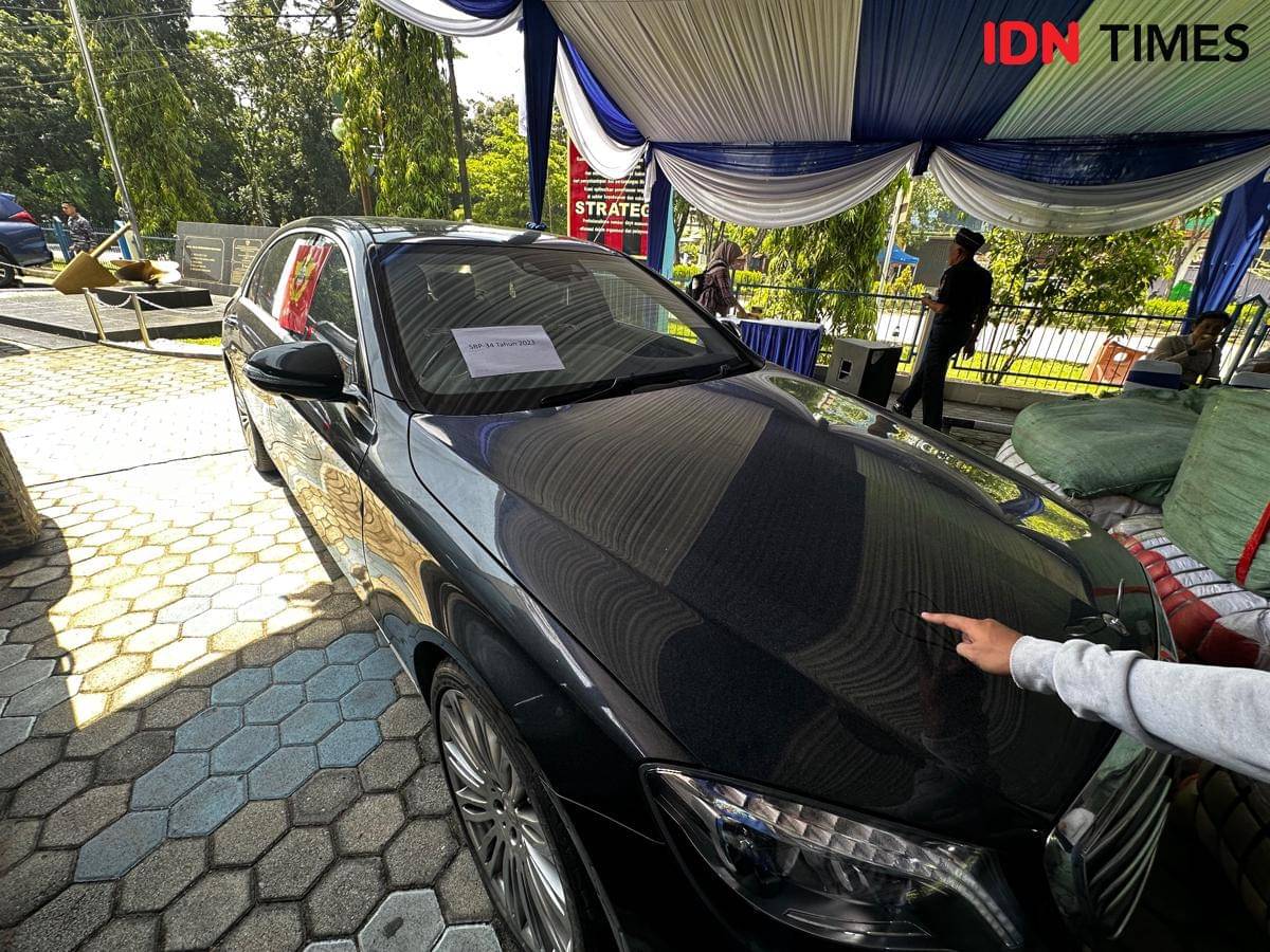 Mobil mewah selundupan