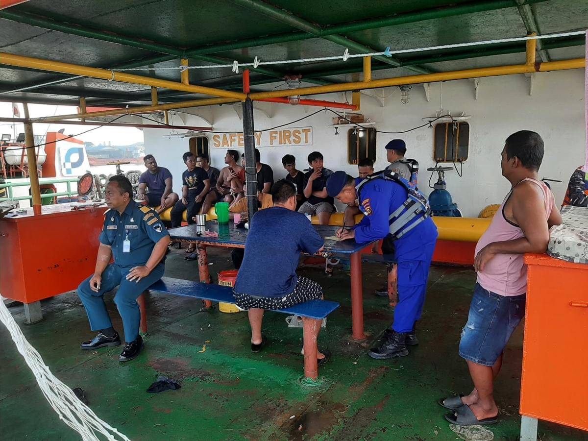 Kru kapal tunda Tug Boar Mitra Kencana X saat dievakuasi usai kapanya karam di Sungai Musi (Dok: Ditpolairud Polda Sumsel)