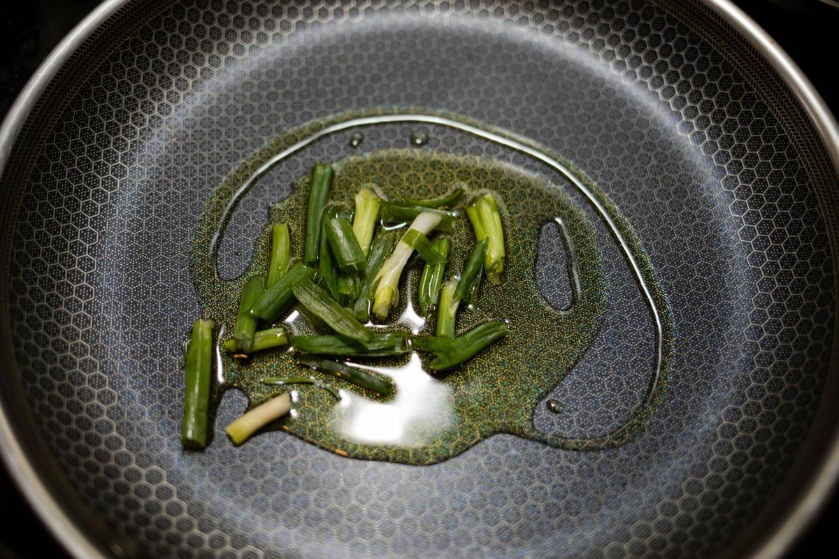 Potret memasak dengan minyak babi