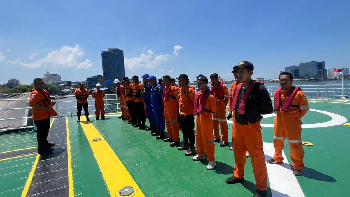 Tim SAR dikerahkan mencari kapal ambulans hilang kontak di perairan Pangkep, Sulawesi Selatan. (Dok. Basarnas Makassar)