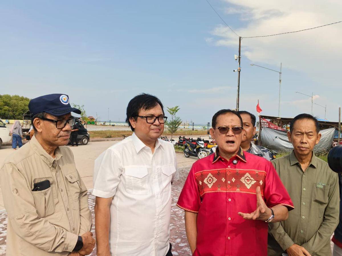 Anggota Komisi IV DPR RI Fraksi PDI Perjuangan, Rokhmin Dahuri, meninjau meninjau progres pembangunan Kampung Nelayan Merah Putih (KNMP) tahap pertama di Desa Gebang Mekar, Kecamatan Gebang, Kabupaten Cirebon (dok. Istimewa)