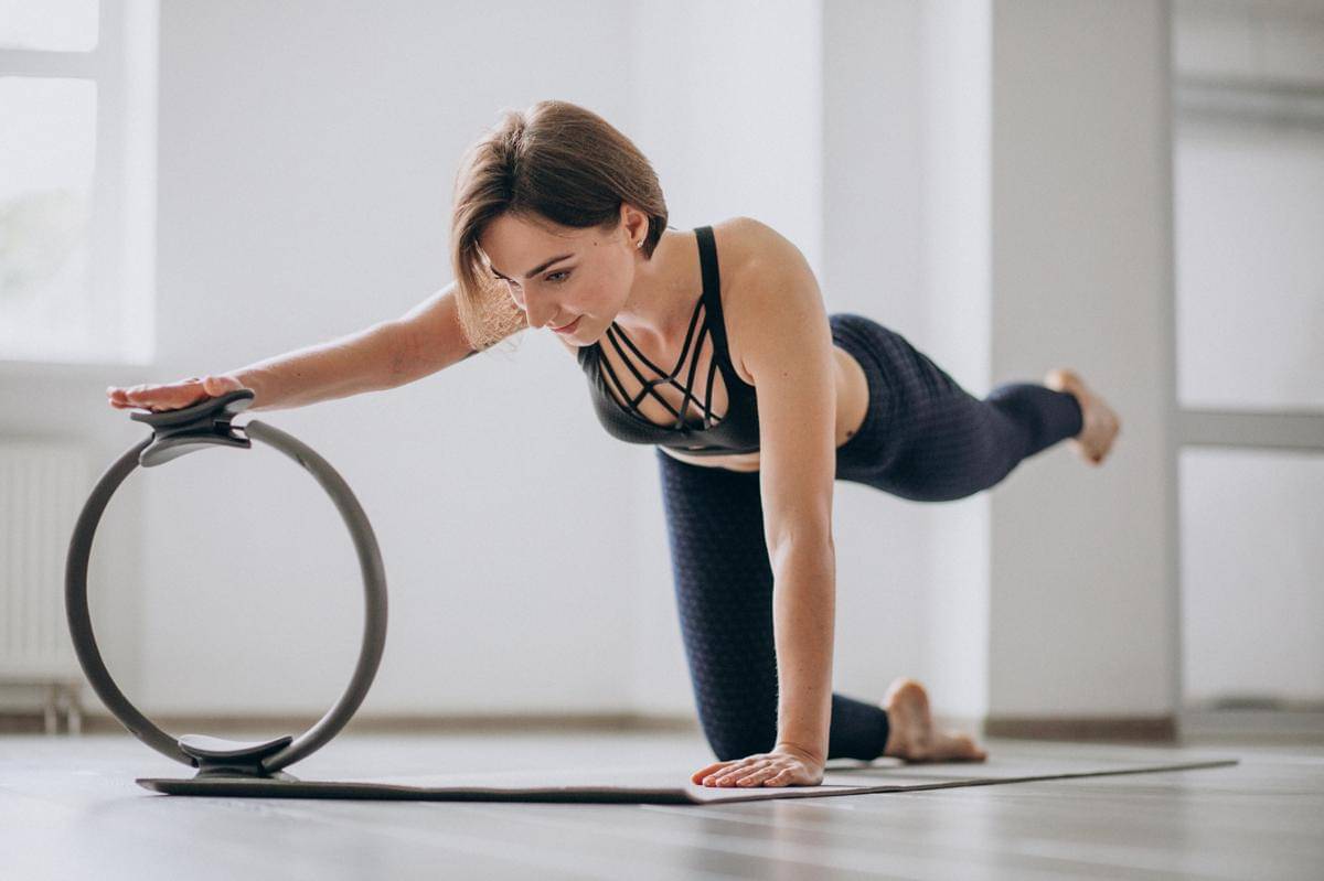 Seorang perempuan berlatih dengan pilates ring.
