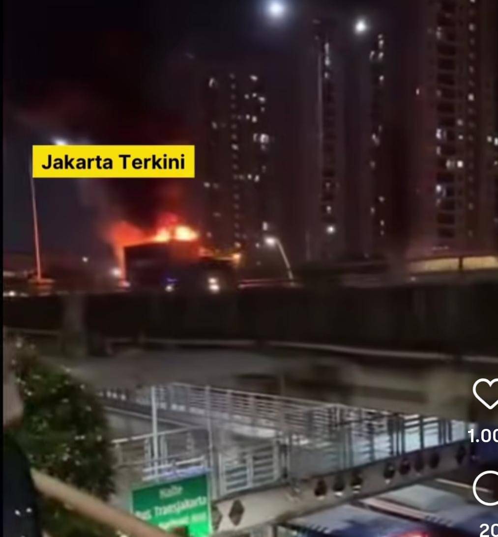 Bus Royal Transjakarta Terbakar di Tol Dalam Kota/ @instagram Jakarta terkini