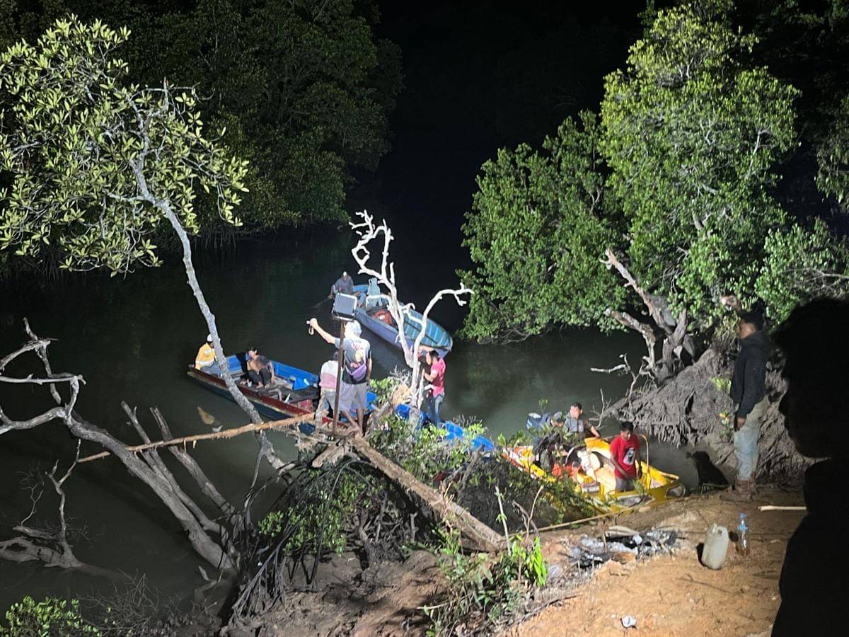 Tim SAR gabungan melakukan pencarian terhadap korban hilang di Kariangau, Balikpapan Barat. 