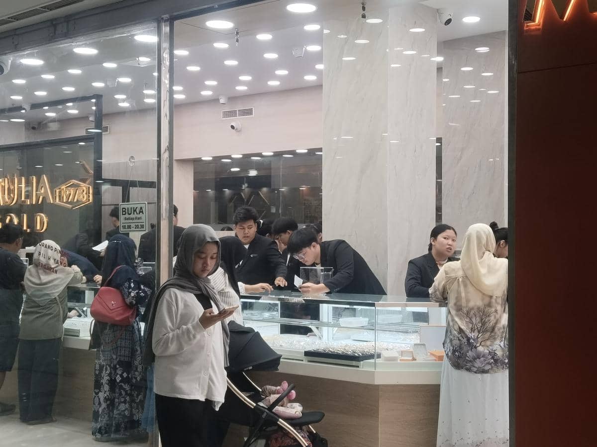 Situasi salah satu toko emas di Palembang