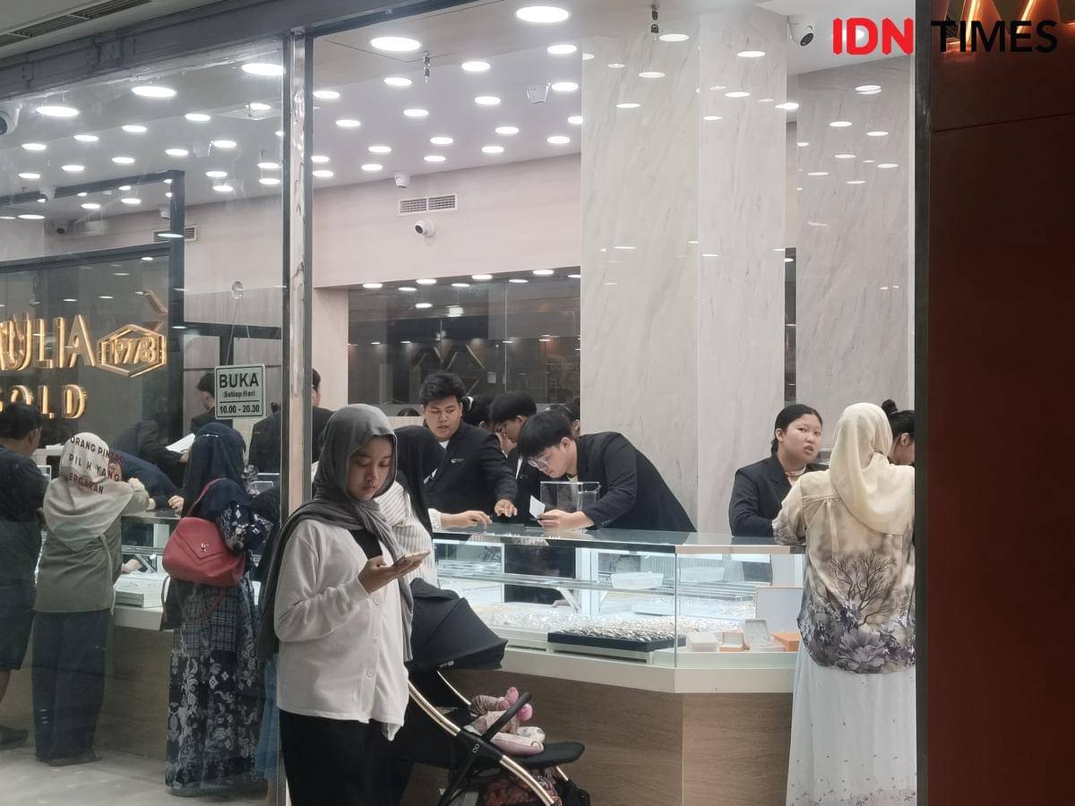 Situasi salah satu toko emas di Palembang (IDN Times/Feny Maulia Agustin)