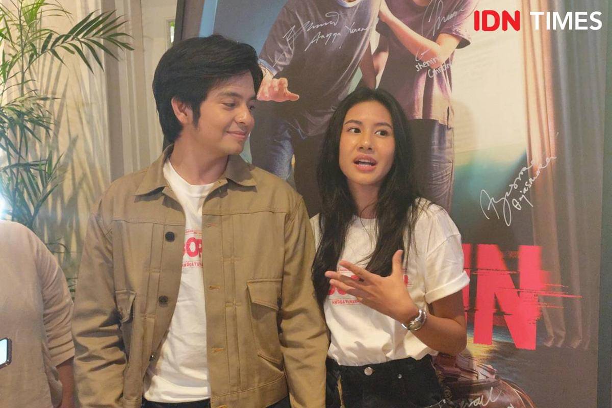 Angga Yunanda dan Shenina Cinnamon setelah konferensi pers film "Dopamin" di XXI Metropole, Jakarta, Selasa (14/10/2025)