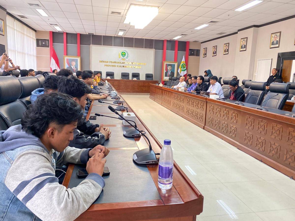 Badan Kehormatan (BK) DPRD Kalimantan Timur (Kaltim) menerima perwakilan massa dari Aliansi Pemuda Penegak Keadilan (APPK) yang menggelar aksi di depan Kantor DPRD Kaltim, Rabu (15/10/2025).