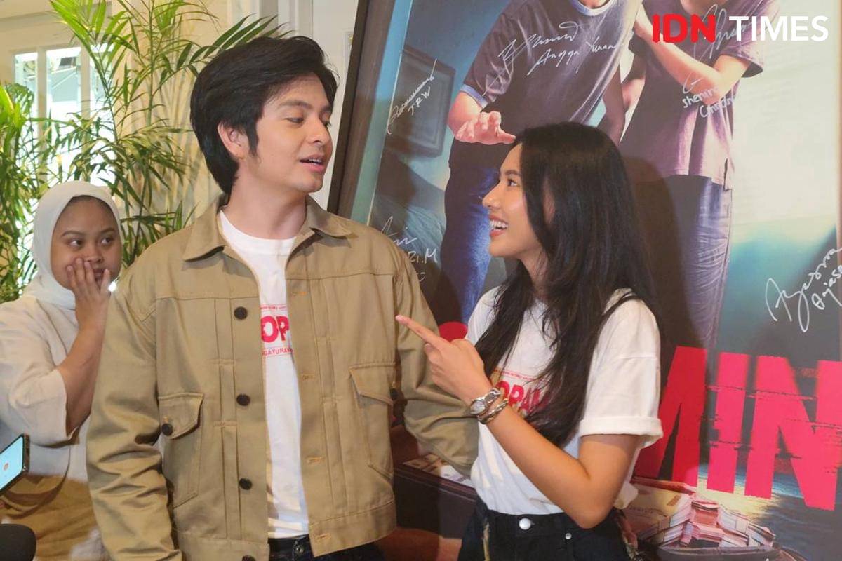 Angga Yunanda dan Shenina Cinnamon setelah konferensi pers film "Dopamin" di XXI Metropole, Jakarta, Selasa (14/10/2025)