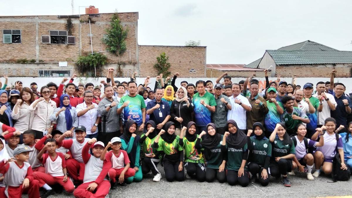 Ketua KONI Medan bersama atlet dan pengurus cabor petanque Porkot Medan XV (dok.media porkot)