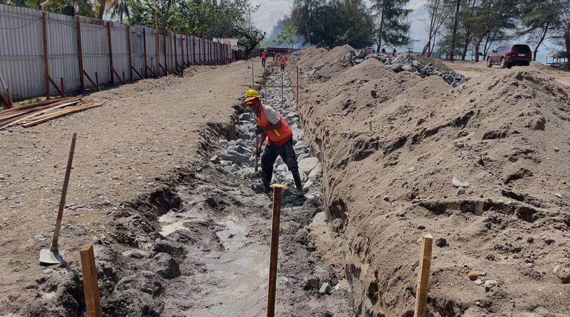 Pekerja bangunan memulai membangun kampung nelayan merah putih di Kabupaten Padang Pariaman (Foto: IDN Times/Halbert Caniago)