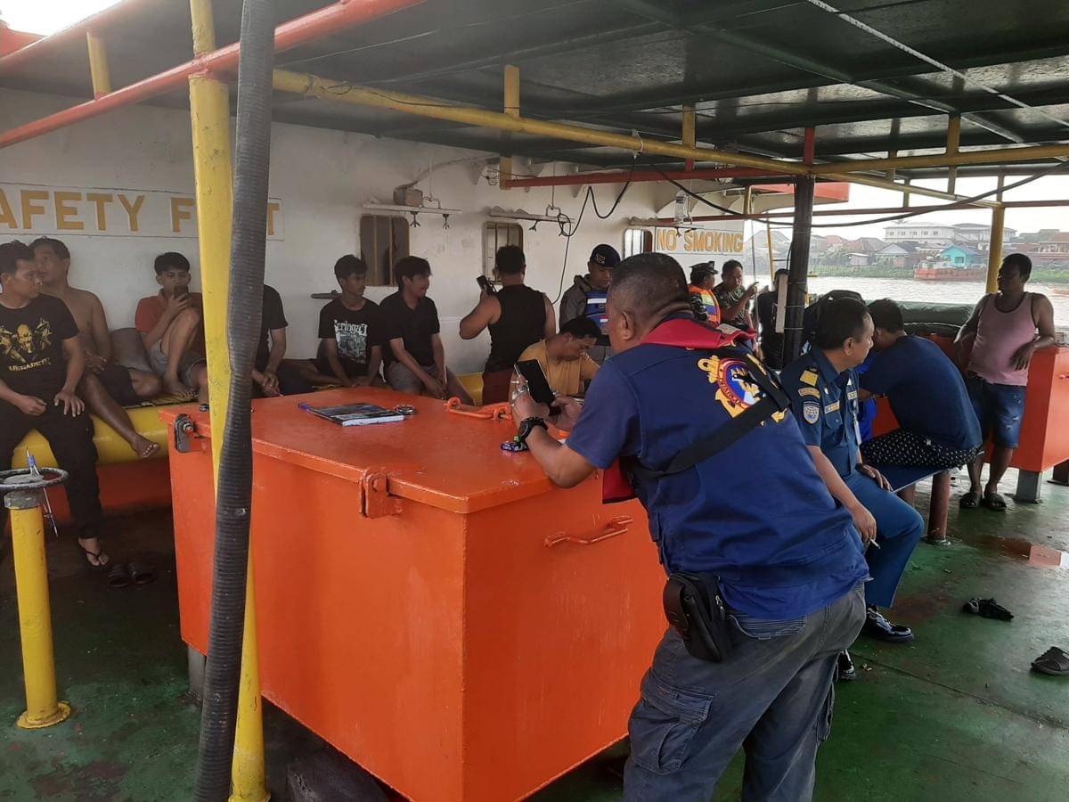 Kru kapal tunda Tug Boar Mitra Kencana X saat dievakuasi usai kapanya karam di Sungai Musi (Dok: Ditpolairud Polda Sumsel)