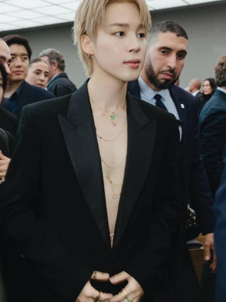 Jimin BTS di Paris Fashion Week 2025 