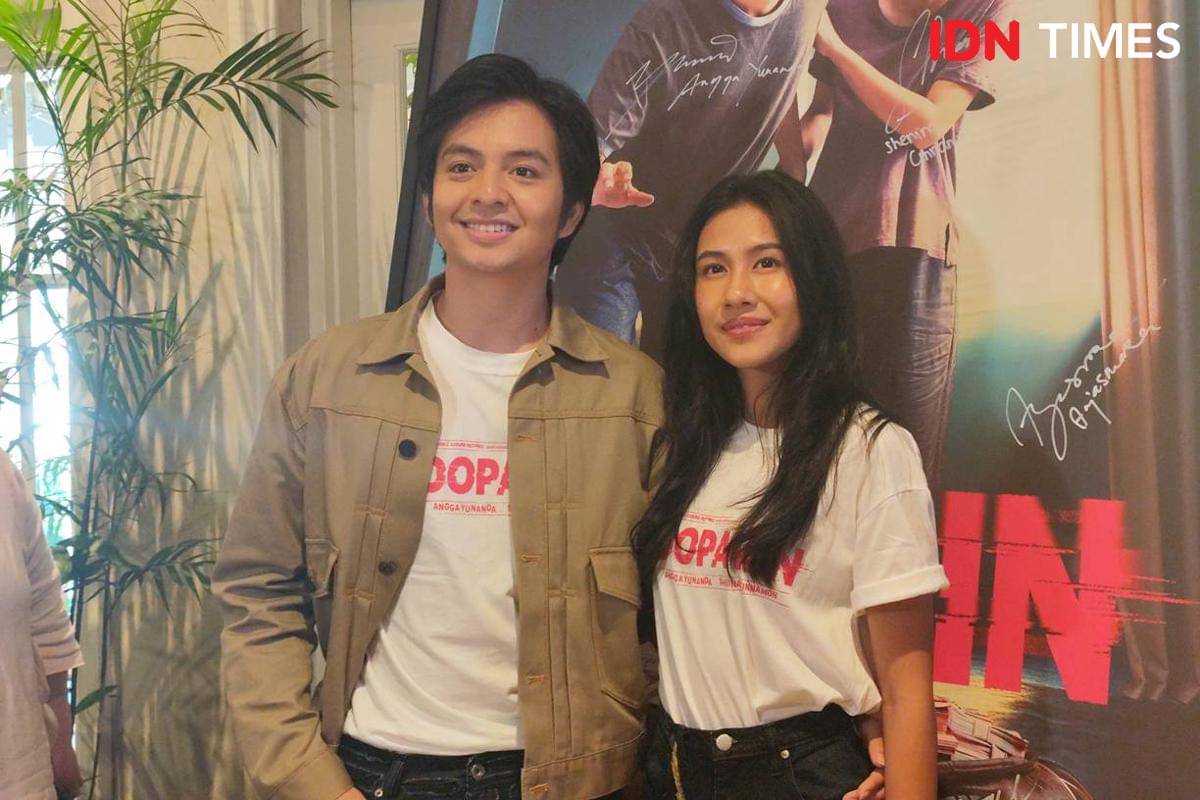 Angga Yunanda dan Shenina Cinnamon setelah konferensi pers film "Dopamin" di XXI Metropole, Jakarta, Selasa (14/10/2025)