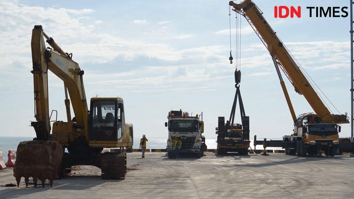 Truk Angkut Crane Tersangkut JPO, Jalan Tendean Arah Blok M Tersendat
