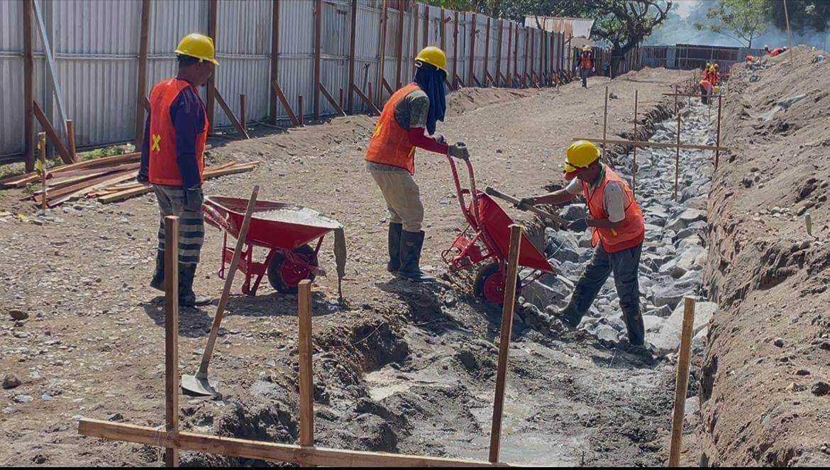 Pekerja bangunan memulai membangun kampung nelayan merah putih di Kabupaten Padang Pariaman (Foto: IDN Times/Halbert Caniago)