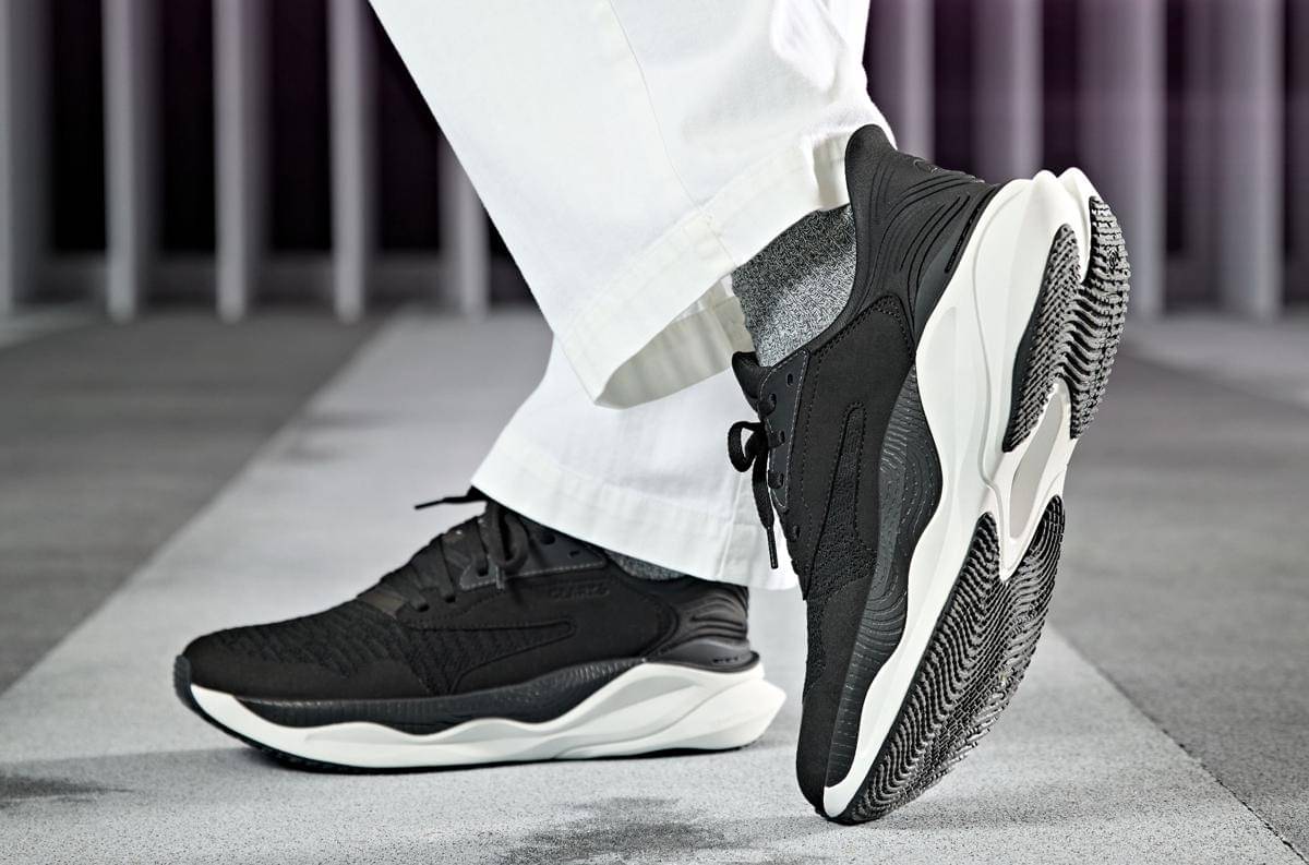 M_Clarks_Pace_Black_White_26184959_Lifestyle_On_Foot_3_PP_3000x3000.jpg