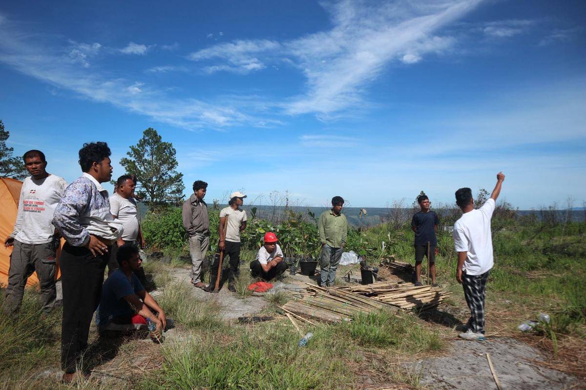 Komunitas budaya Rumahela bersama musisi Batak Viky Sianipar menanam 1.000 bibit pohon di kawasan Pusuk Buhit, Desa Sianjur Mulamula (dok.istimewa)